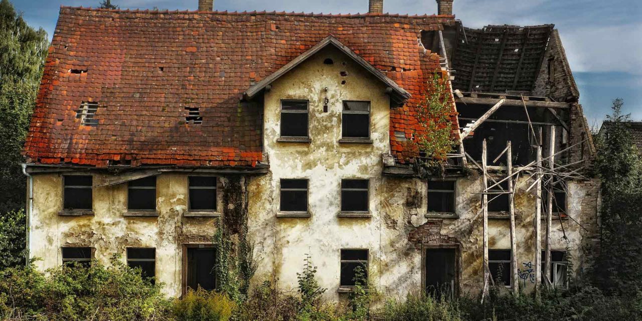 Mahnmale der Immobilienspekulation und Vernachlässigung