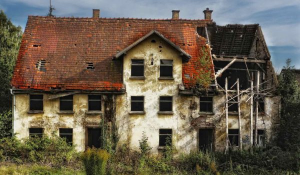 Mahnmale der Immobilienspekulation und Vernachlässigung
