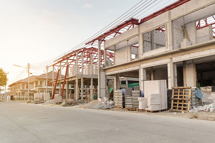 Wohnungsbau 2025: Viele Baustellen in Deutschland stehen still – Genehmigungen und Finanzierungen fehlen. / AdobeStock_442696097