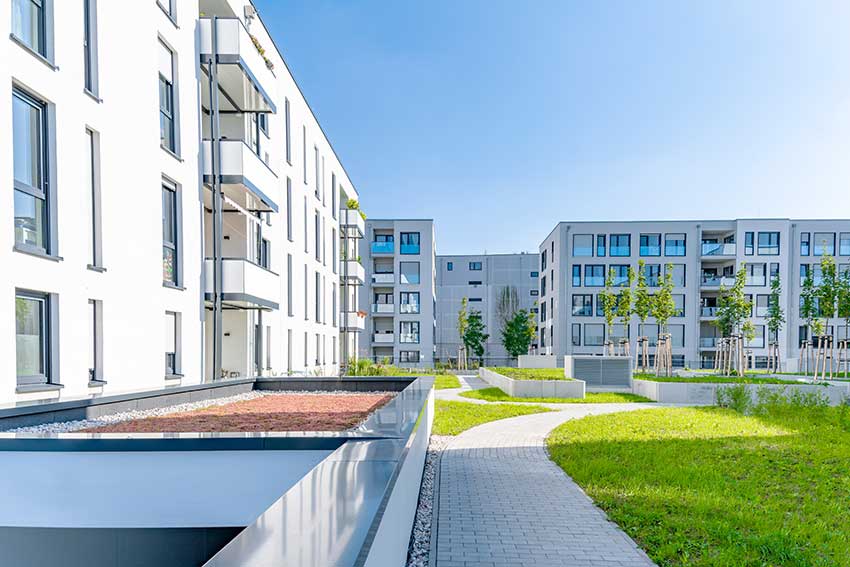 Moderne Wohnanlagen mit vielen Einheiten bleiben 2025 eine gefragte Anlageklasse – Stabilität und Nachfrage gehen hier Hand in Hand./AdobeStock_457635133