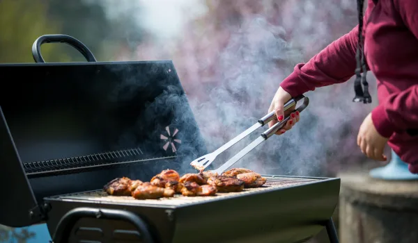 IVD-Service zum Start der Grillsaison: Was auf Balkon, Terrasse und im Garten erlaubt ist